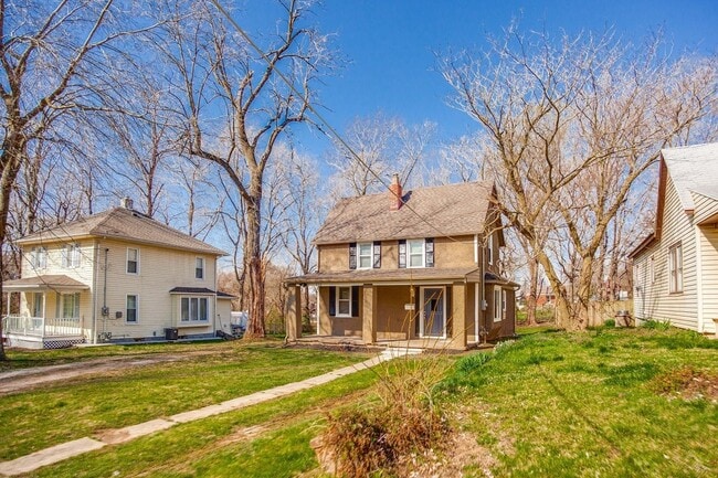 Building Photo - Freshly Updated 2-Bed Home with Fenced Yar...