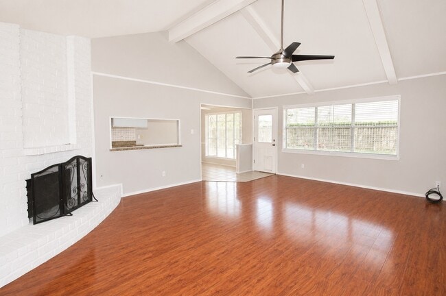 Foto del edificio - 13511 Brook Hollow Dr