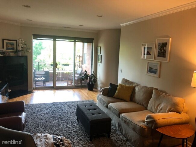 Building Photo - 2 br, 2 bath Condo - 3131 W Logan Blvd