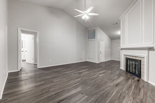 Building Photo - Beautifully Updated 3-Bedroom Home with Mo...