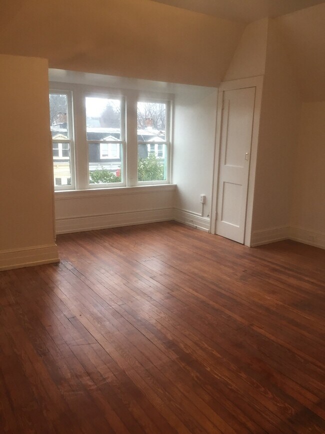 Building Photo - Available Now! 3 Bedroom Apartment in York...