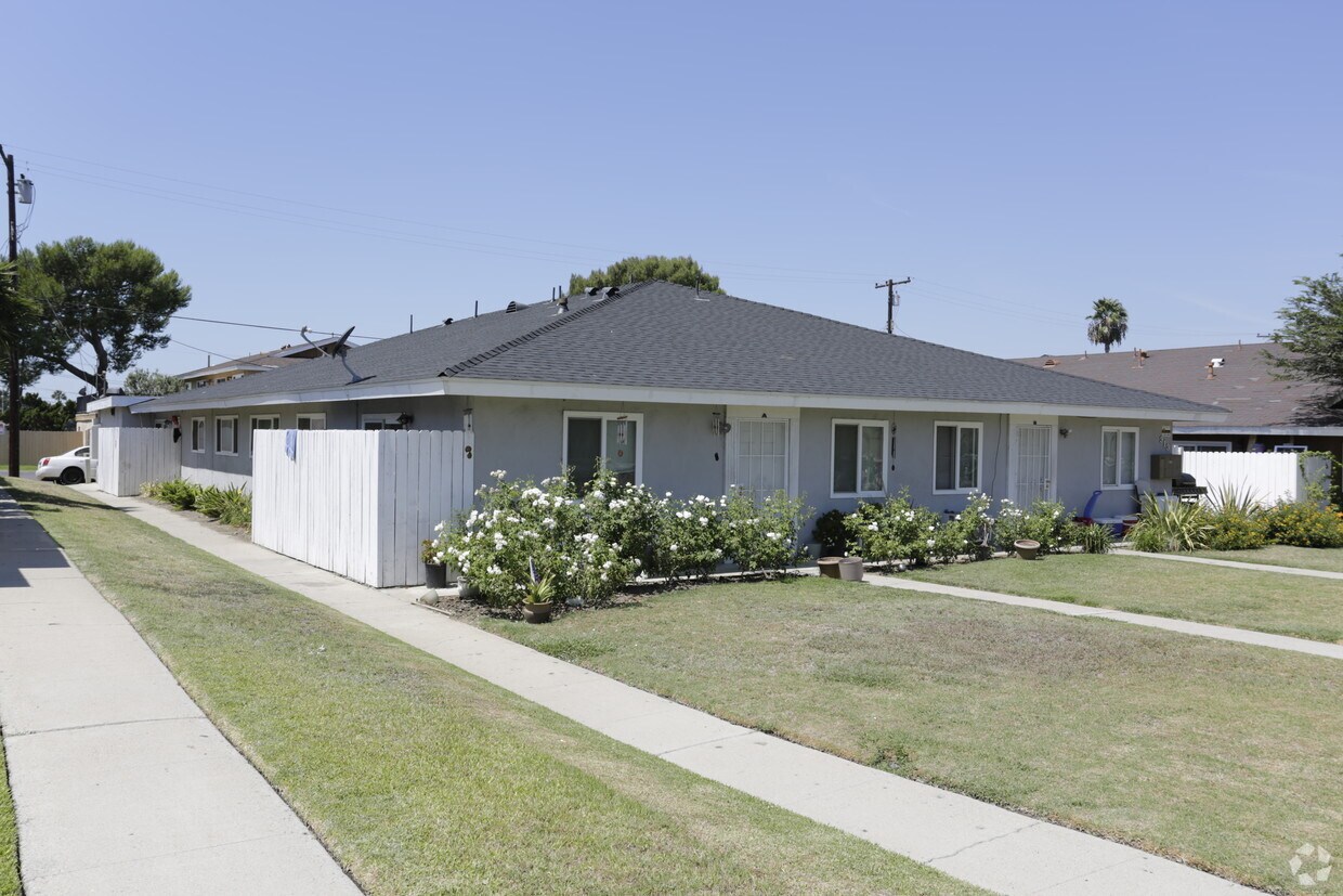 Building Photo - 313 N Tustin Ave