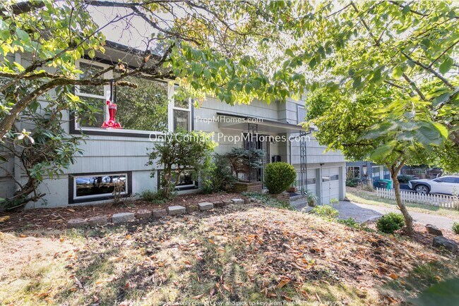Foto del edificio - Convenient Home with Attached Garage and A...