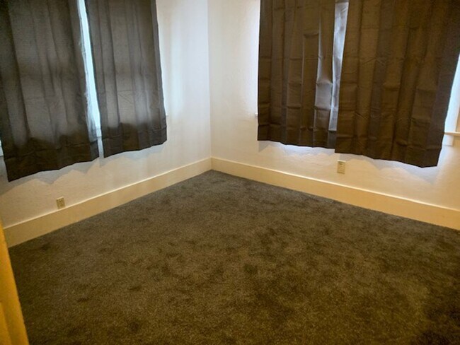 Foto del edificio - 4 Bed, 1 3/4 bath home on Pioneer Hill next to a park