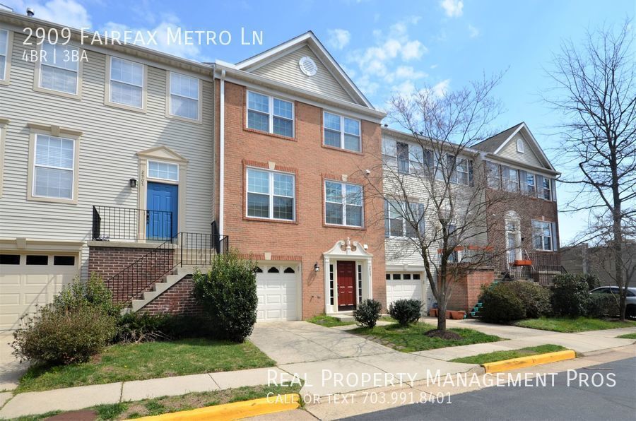 Primary Photo - Bright & Beautiful Townhouse- Steps to Vie...