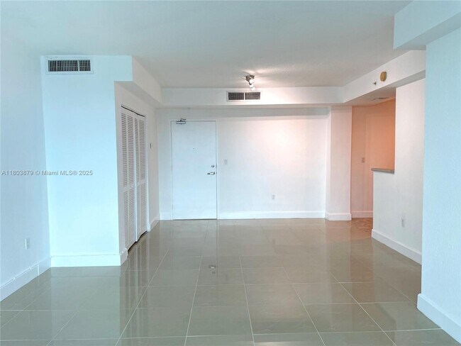 Foto del edificio - 7501 E Treasure Dr