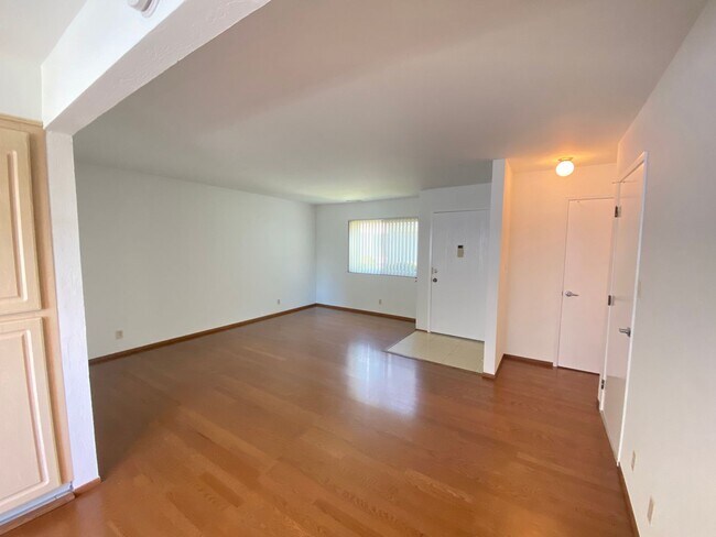Foto del edificio - Two Bedroom Townhome W/ Parking, Dishwasher & In Unit Washer/Dryer!