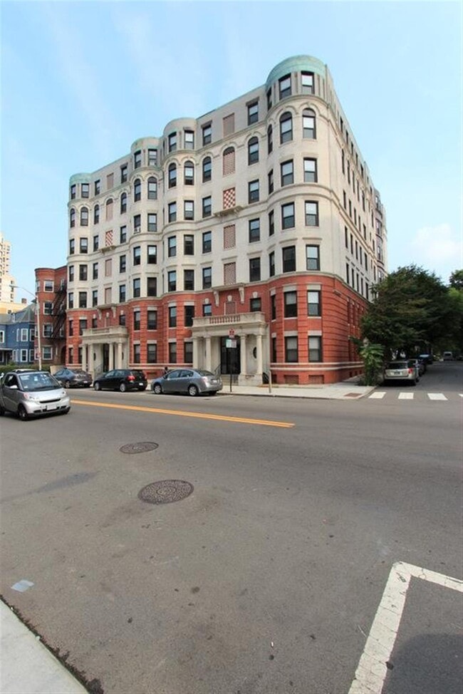 Foto del edificio - 881 Massachusetts Ave