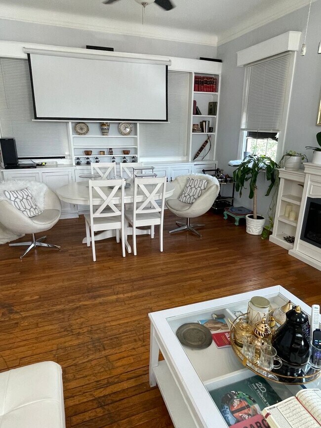 Foto del edificio - Gorgeous 3BD Apartment above commercial space ON MAPLE ST