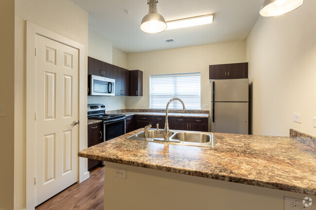 2BR, 2BA - 829SF - Urban Oaks