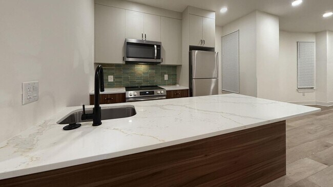 Foto del edificio - 6049 Elmwood Ave
