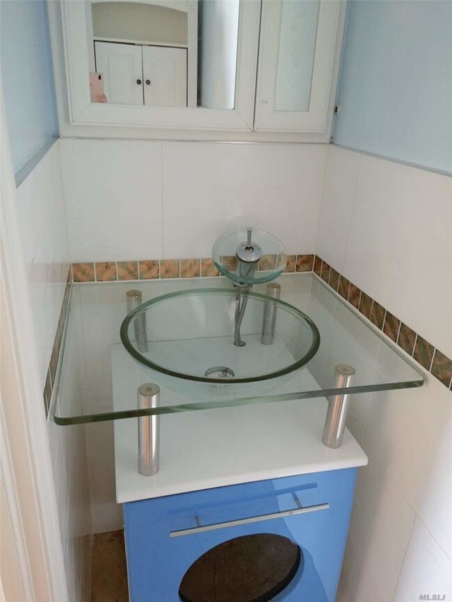 Building Photo - 94-29 46th Ave