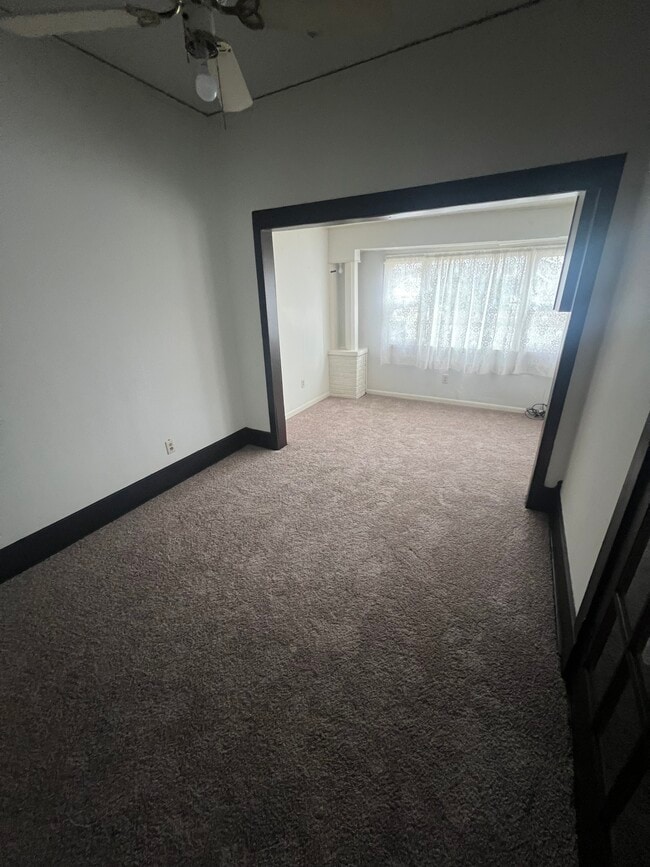 Building Photo - 406 E 1st St