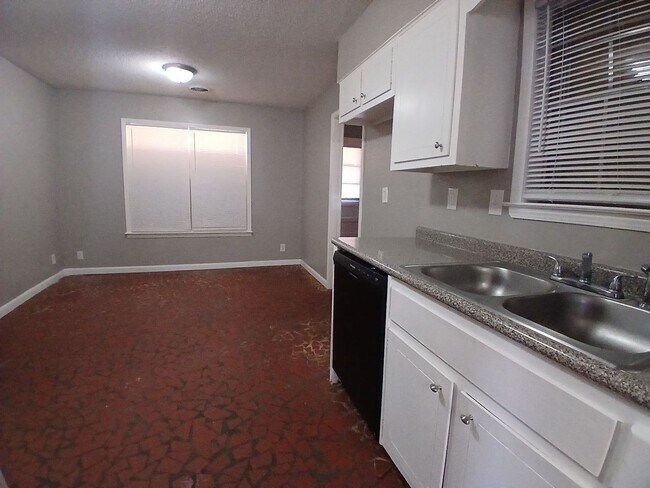 Foto del edificio - Spacious 4BR/2BA Home with Carport