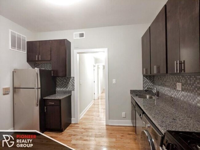 Building Photo - 2 bedroom in CHICAGO IL 60657