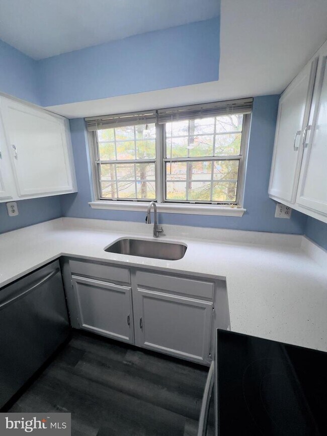 2767 Bordeaux Pl Unit 24B2, Woodbridge, VA 22192 Room for Rent in