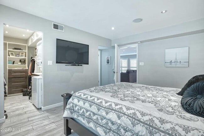 Building Photo - 1-bedroom unit offers soaring ceilings, a bright open layout
