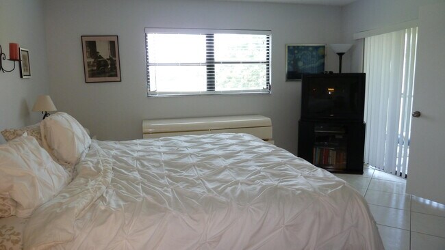 Foto del edificio - 14425 Strathmore Ln