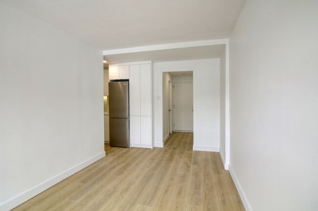 Building Photo - 1 Cote Saint-Catherine