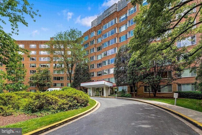 Foto del edificio - 4000 Tunlaw Rd NW