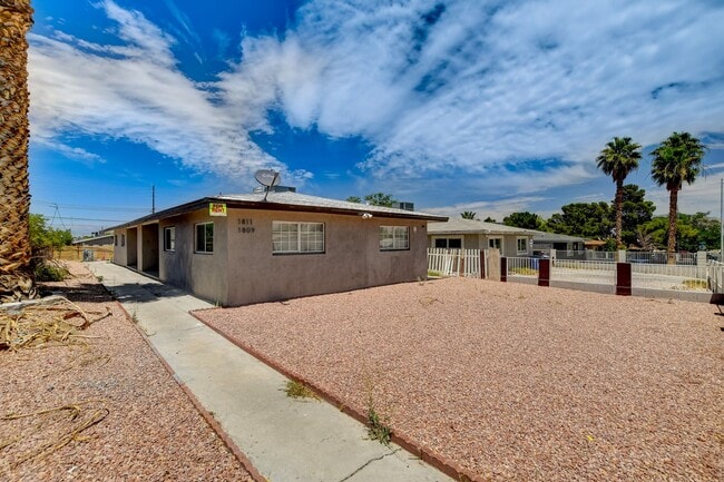 Foto del edificio - Remodeled 3-Bedroom Front Unit of Duplex – Water Included! * MOVE IN SPECIAL *