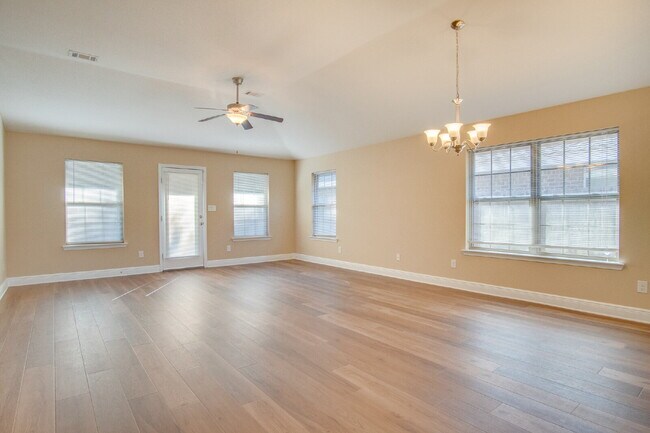 Foto del edificio - Spacious Brick 3BR/2BA Home with Open Floor Plan, Primary Suite, 2-Car Garage & Fenced Backyard N...