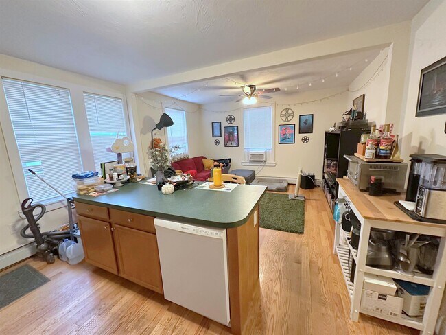 Foto del edificio - 323 Columbia St