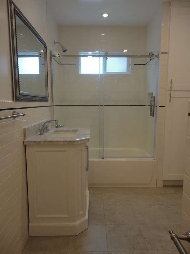 Building Photo - 3176 Rowena Ave