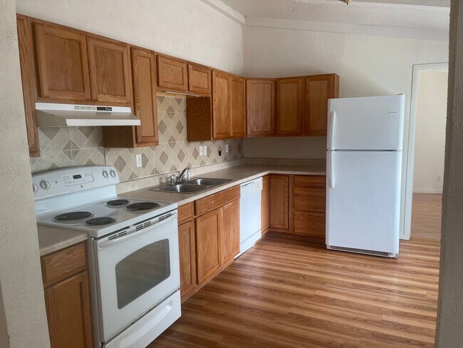 Foto del edificio - Large downstairs 4 Bedroom apartment in Winston