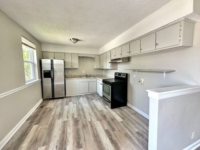 Building Photo - Spectacular Special - $1/2 OFF First Month...