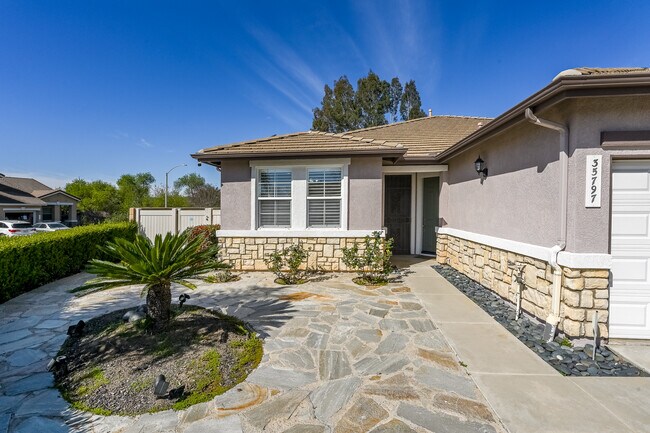 Foto del edificio - 35797 Rosedown Ln