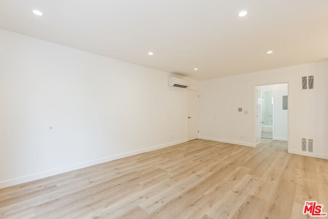 Foto del edificio - 1268 N Sweetzer Ave