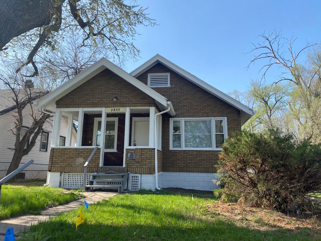 Foto principal - Remodeled 2 Bedroom with Garage