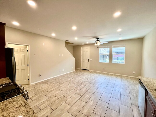 Building Photo - Modern 3B 2.5BA Townhouse in Lake Pointe
