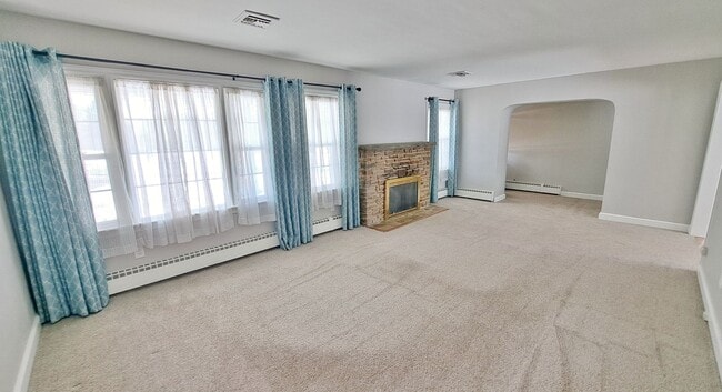 Foto del edificio - 3 Bed / 1-1/2 Bath Single Family Home w/2-car garage