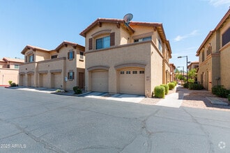 Building Photo - 805 S Sycamore