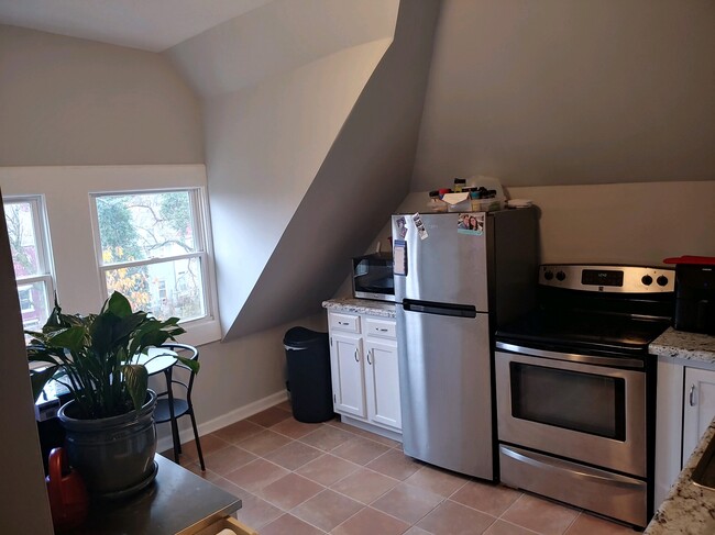 Kitchen/Dining Room (furnished) - 1835 Hewitt Ave