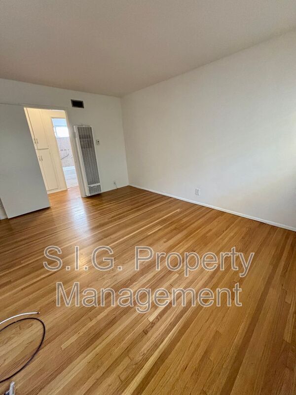 Building Photo - 1702 W Victory Blvd