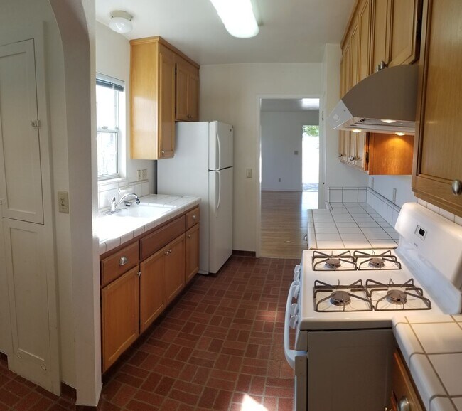 Foto del edificio - 3 Homes on 1 Lot! 7 Bedroom 4 bath home close to POLY off of Grand Avenue Entrance!!!!