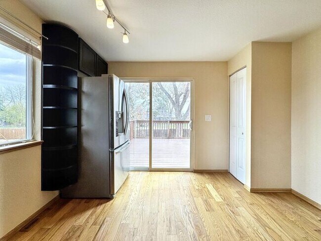 Foto del edificio - Spacious 4-Bedroom Home with Modern Amenit...