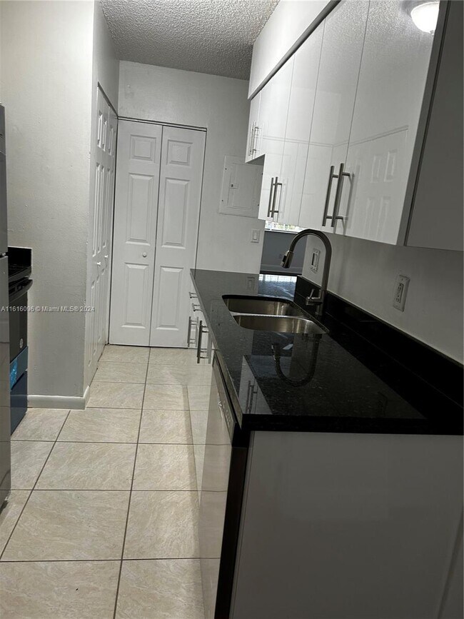 Foto del edificio - 18312 NW 68th Ave