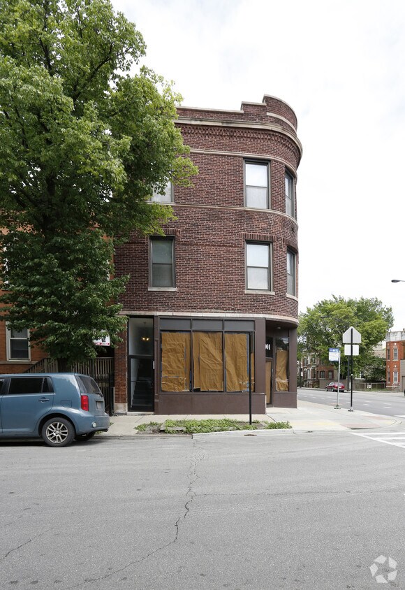 Building Photo - 2001 N Oakley Ave