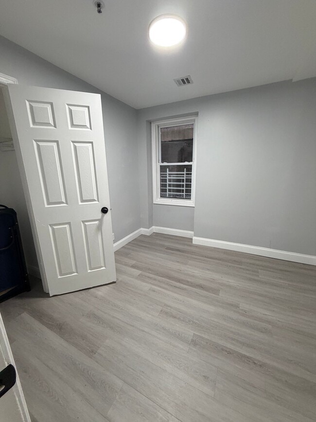 Building Photo - 96 Eaton Pl