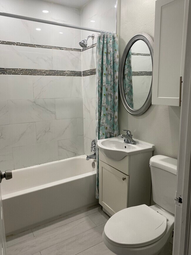 Building Photo - 1776 Lauderdale Manor Dr