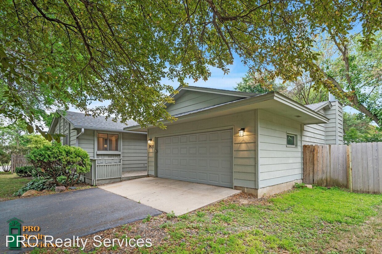 4 br, 3 bath House 1901 Manor Dr House for Rent in Burnsville, MN