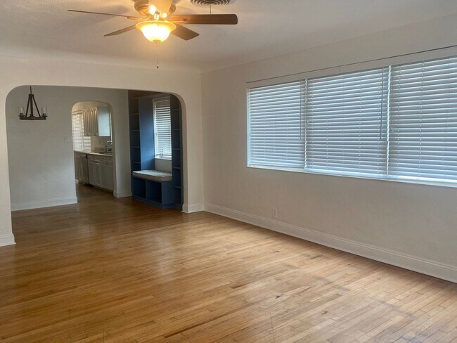 Foto del edificio - Euclid/Woodlawn Roommate Dream 4/3 home