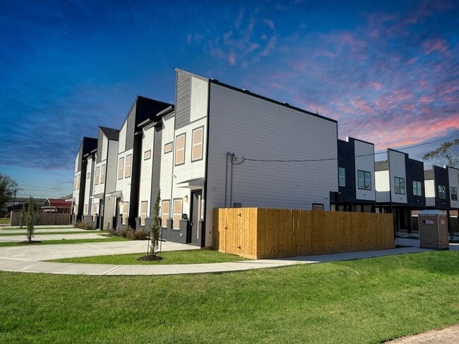 Building Photo - 3109 Shelby Cir
