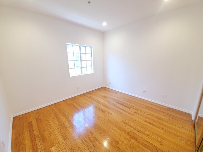 Building Photo - 852 N Poinsettia Pl