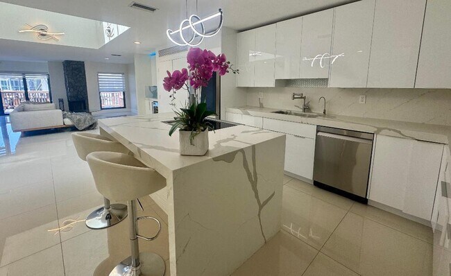 Foto del edificio - 1127 Boca Cove Ln