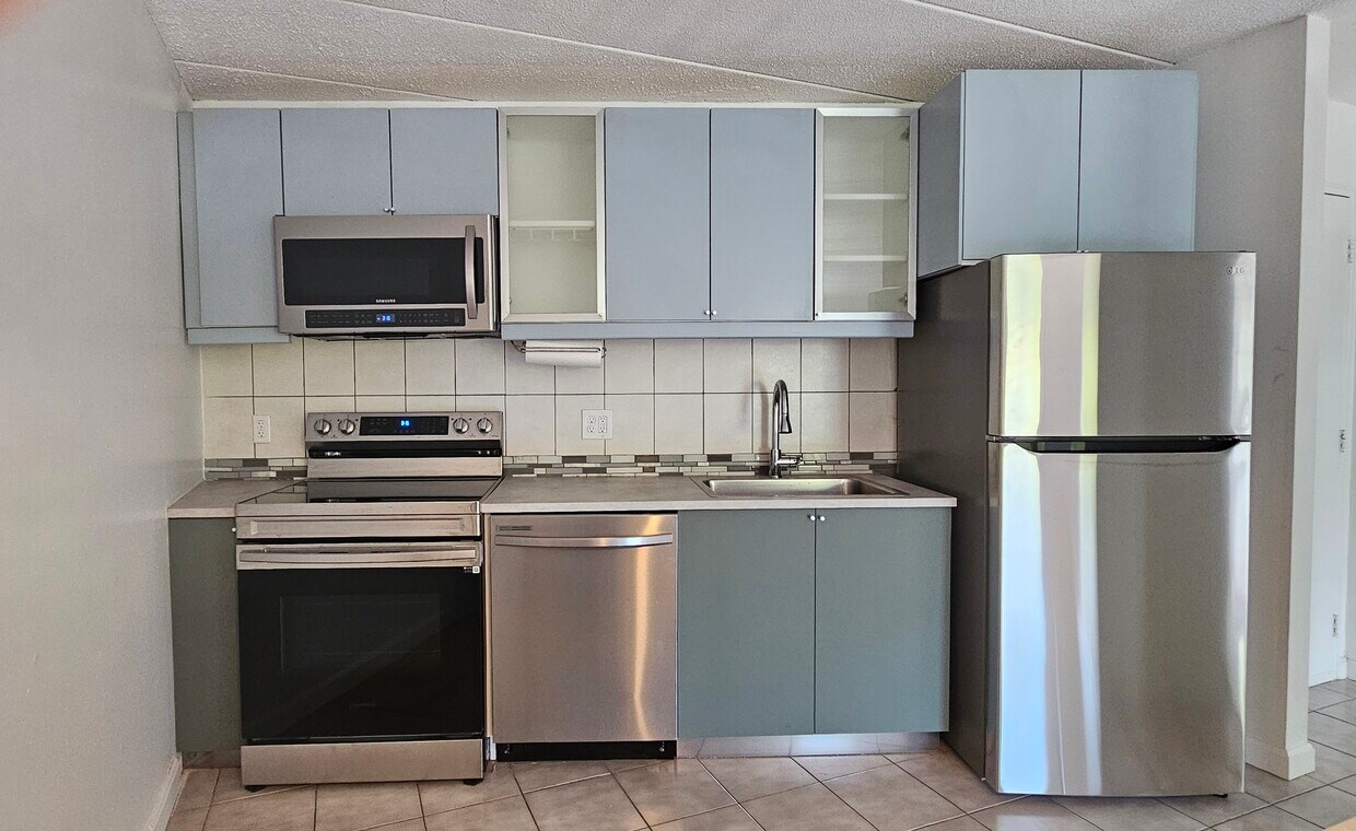 Plenty of cabinets and new stainless steel appliances - 147 Turner Rd
